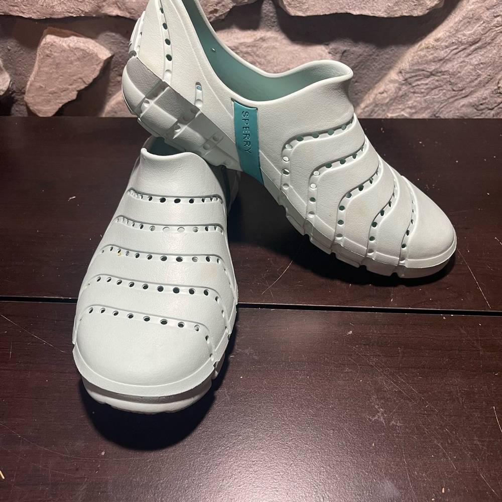 Sperry unisex Mint slip on water shoes men’s 9 women’s 10